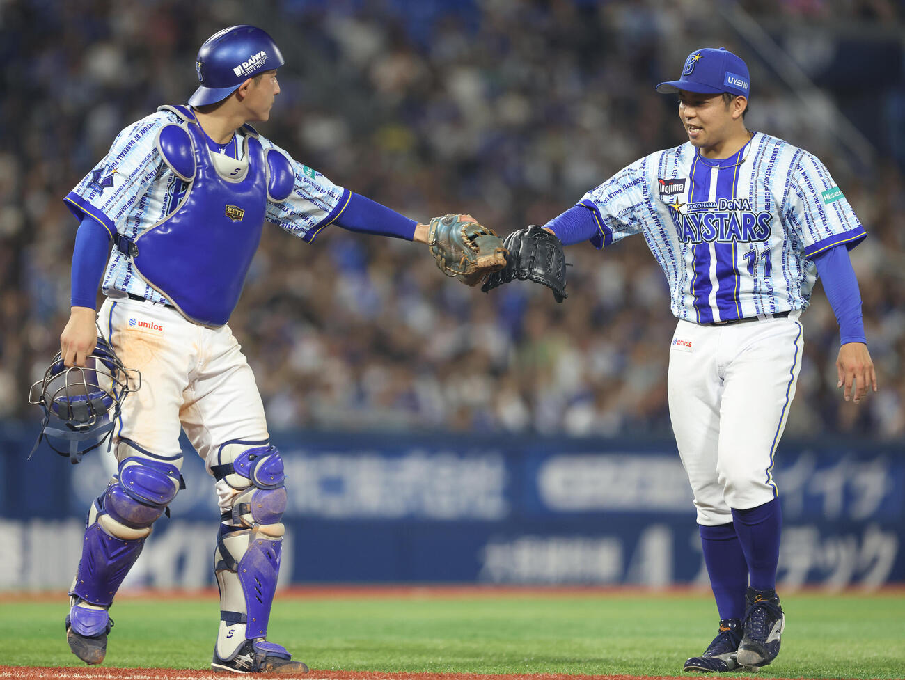 DeNA対中日　7回表を抑えグラブタッチを交わす松尾汐恩（左）と東克樹（撮影・河田真司）