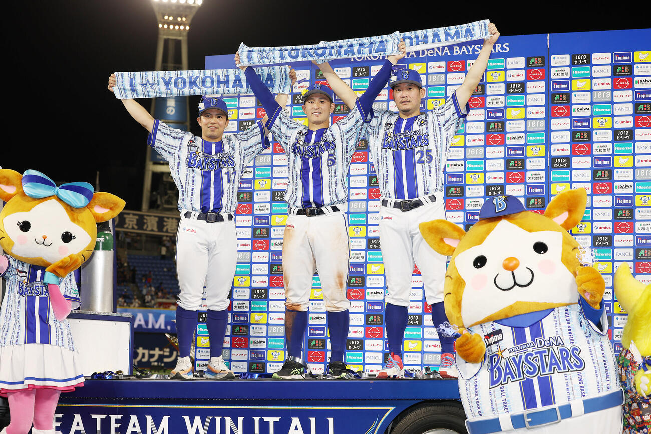 DeNA対中日　中日に勝利し、お立ち台で写真に納まるDeNAの、左から東克樹、松尾汐恩、筒香嘉智（撮影・河田真司）