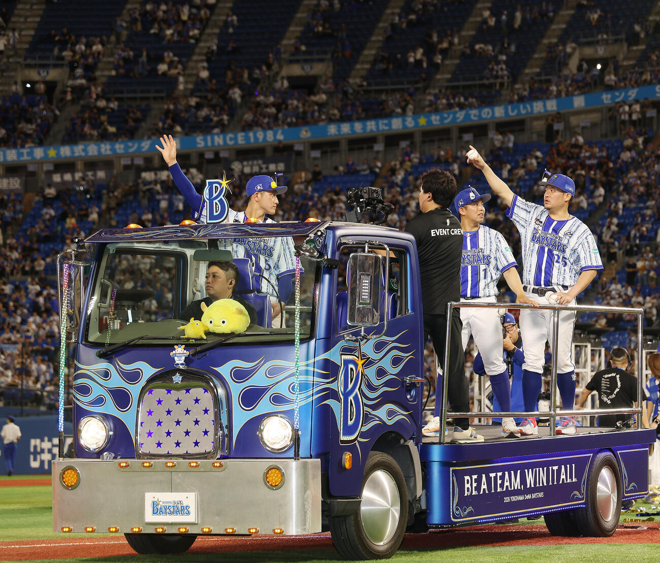 DeNA対中日　中日に勝利し、声援に応えながら移動するDeNAの、左から松尾汐恩、東克樹、筒香嘉智（撮影・河田真司）