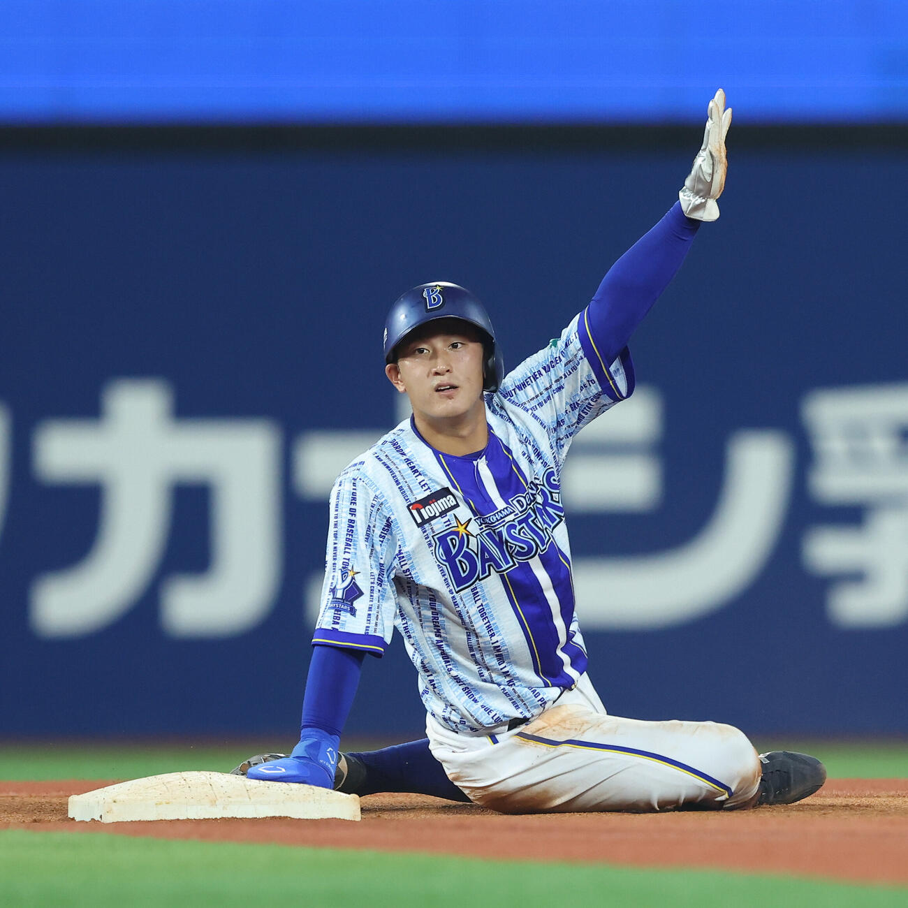 DeNA対中日　4回裏DeNA1死一塁、二盗を決める松尾汐恩（撮影・河田真司）