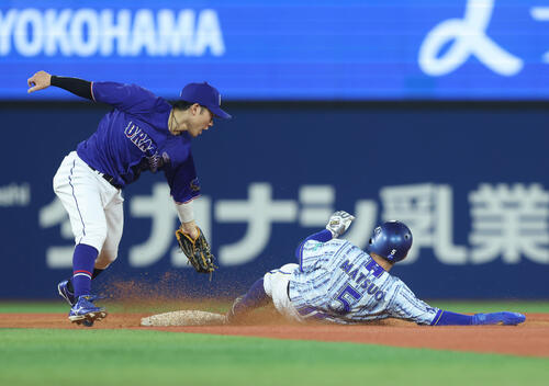 DeNA対中日　4回裏DeNA1死一塁、二盗を決める松尾汐恩（撮影・河田真司）