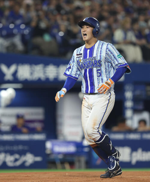 DeNA対中日　6回裏DeNA無死、左中間に本塁打を放ち生還する松尾汐恩（撮影・河田真司）