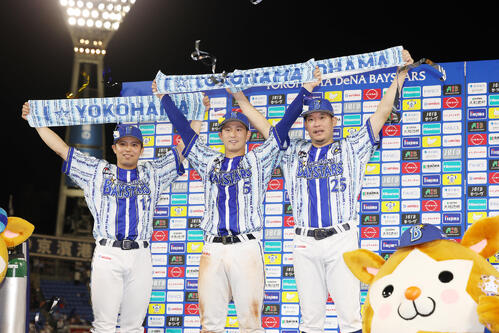 DeNA対中日　中日に勝利し、お立ち台でポーズをとる、左からDeNA東克樹、松尾汐恩、筒香嘉智（撮影・河田真司）