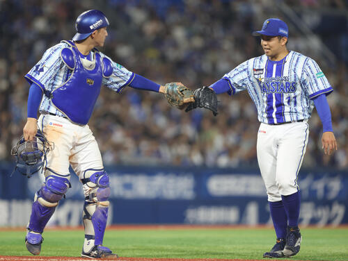 DeNA対中日　7回表を抑えグラブタッチを交わす松尾汐恩（左）と東克樹（撮影・河田真司）