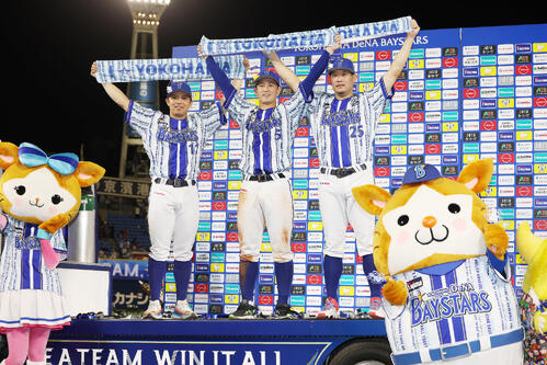 DeNA対中日　中日に勝利し、お立ち台で写真に納まるDeNAの、左から東克樹、松尾汐恩、筒香嘉智（撮影・河田真司）