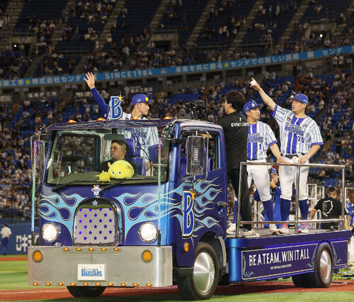DeNA対中日　中日に勝利し、声援に応えながら移動するDeNAの、左から松尾汐恩、東克樹、筒香嘉智（撮影・河田真司）