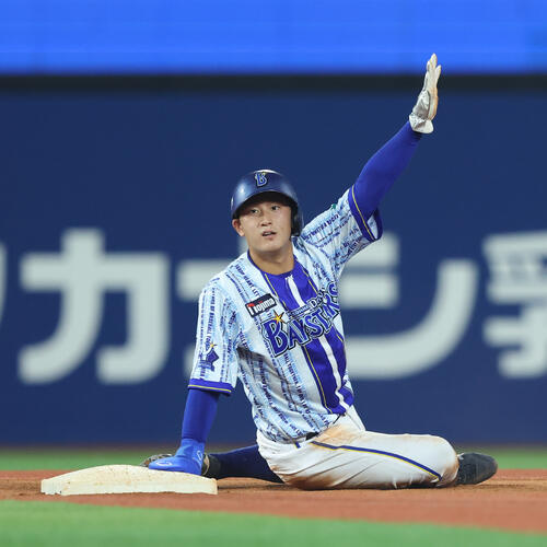 DeNA対中日　4回裏DeNA1死一塁、二盗を決める松尾汐恩（撮影・河田真司）
