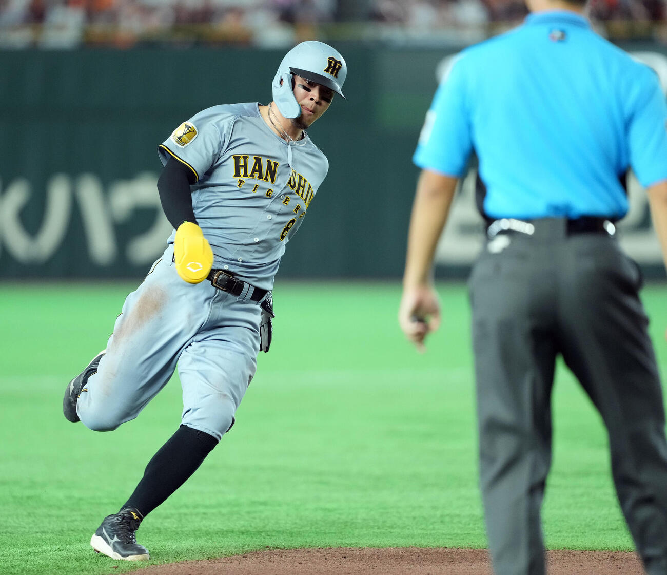 巨人対阪神　4回表阪神1死一塁、大山悠輔の適時二塁打で本塁へ向かう佐藤輝明（撮影・たえ見朱実）