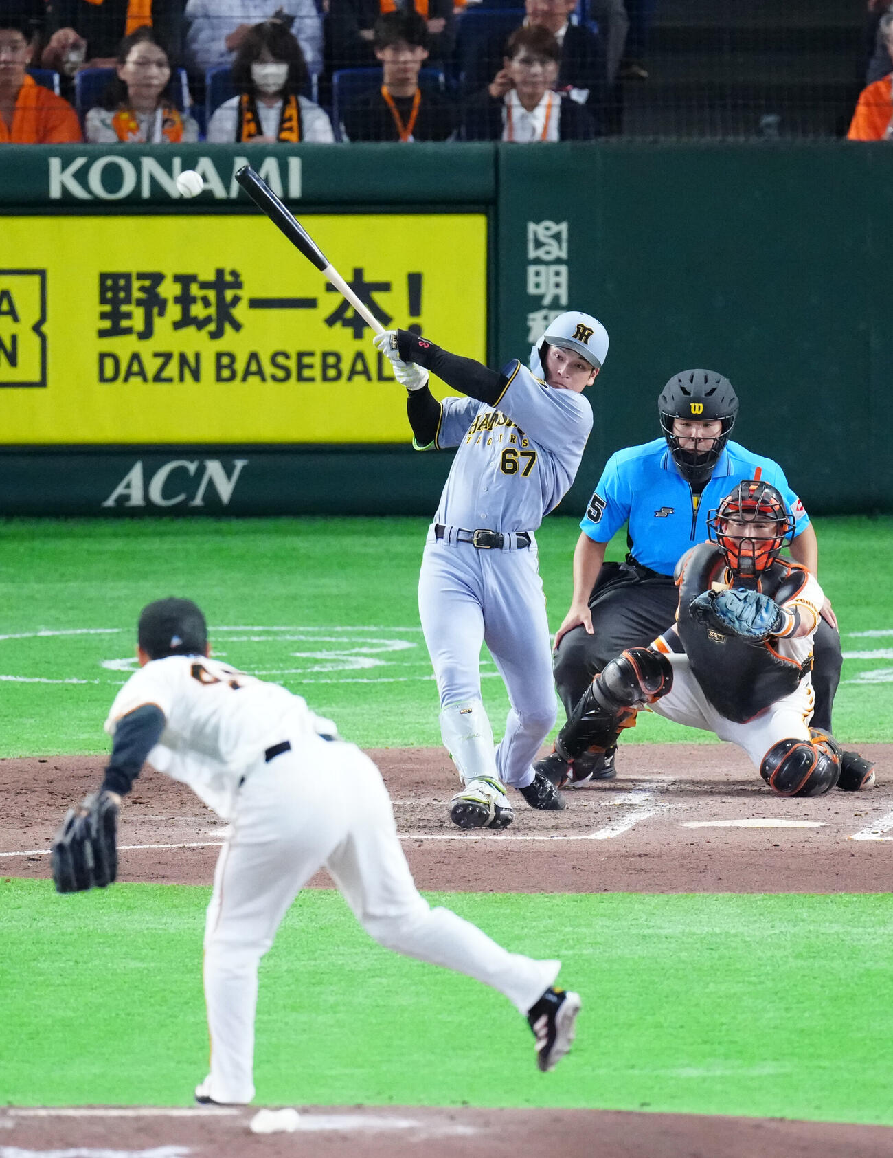 巨人対阪神　4回表阪神2死二塁、適時打を放つ高寺望夢。投手則本昂大（撮影・江口和貴）