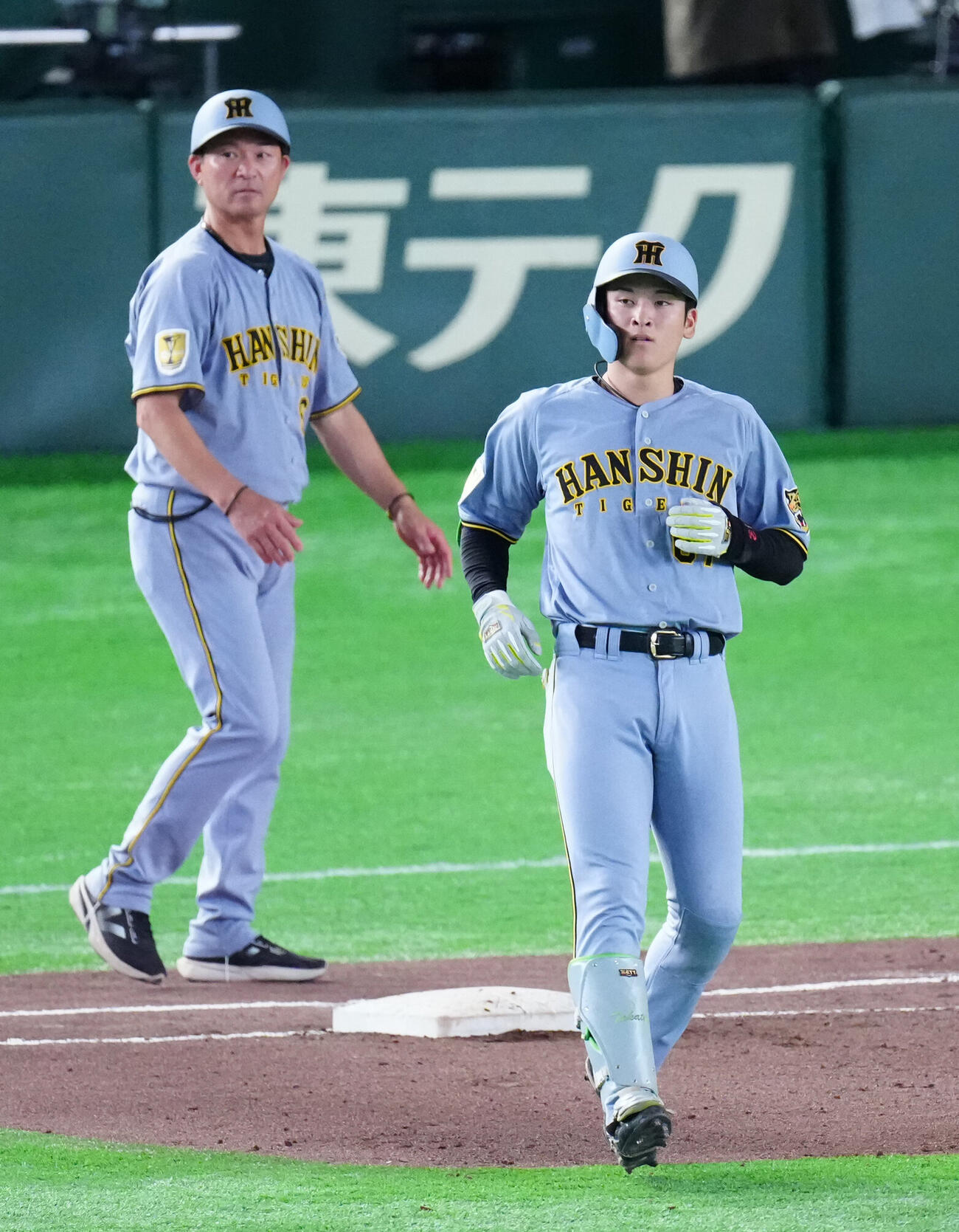 巨人対阪神　4回表阪神2死二塁、適時打を放った高寺望夢（右）（撮影・江口和貴）