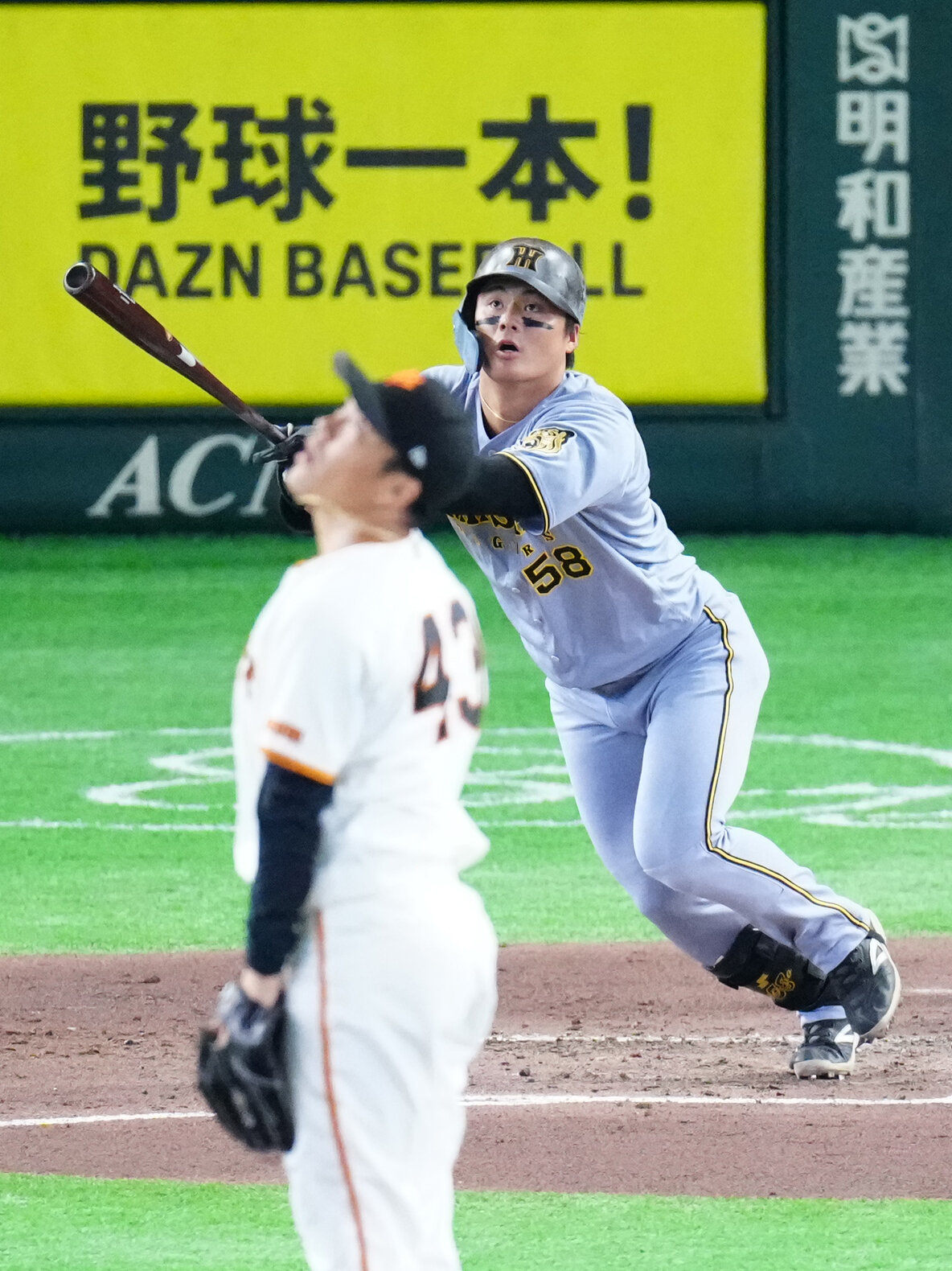 巨人対阪神　2回表阪神1死一塁、2点本塁打を放つ前川右京。投手則本昂大（撮影・江口和貴）