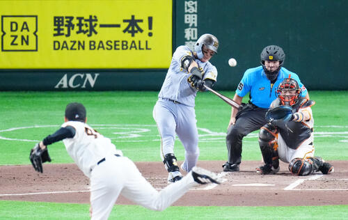 巨人対阪神　2回表阪神1死一塁、2点本塁打を放つ前川右京。投手則本昂大（撮影・江口和貴）