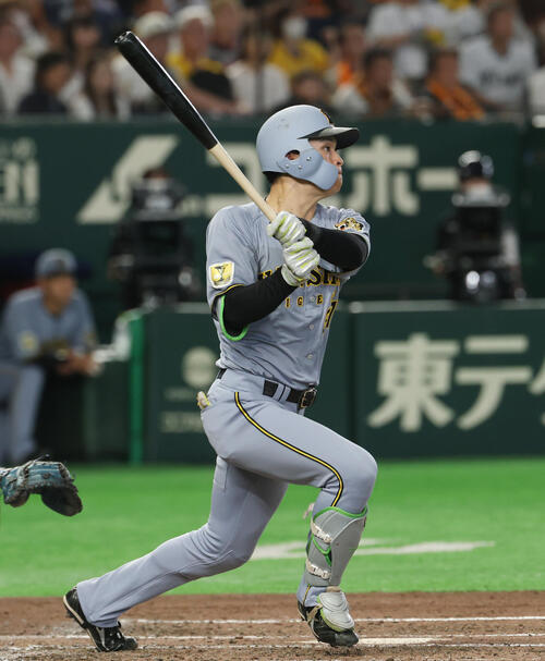 巨人対阪神　4回表阪神2死二塁、適時打を放つ高寺望夢（撮影・増田悦実）