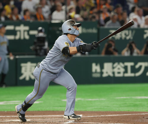 巨人対阪神　2回表阪神1死一塁、2点本塁打を放つ前川右京（撮影・増田悦実）