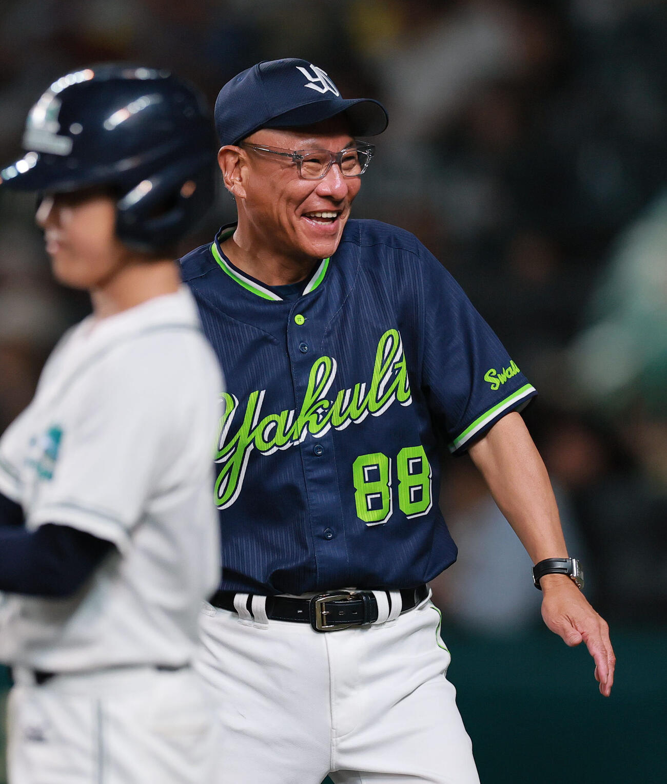 阪神対ヤクルト　8回表を終え、ヤクルト池山隆寛監督は球審に交代を告げベンチに戻る（撮影・上山淳一）
