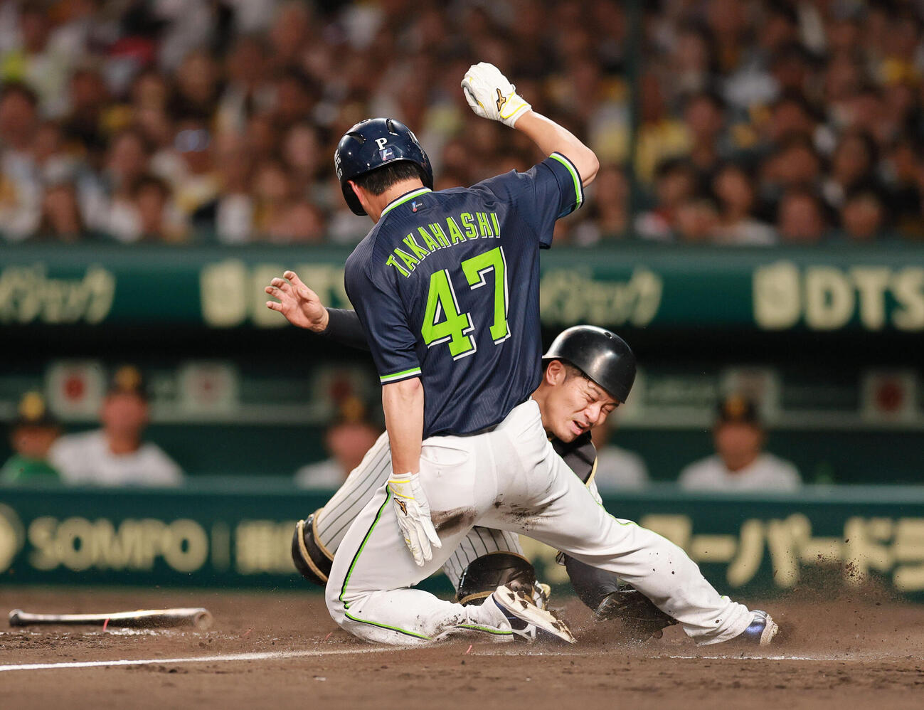 阪神対ヤクルト　5回表ヤクルト1死一、三塁、三走高橋奎二（手前）は岩田幸宏の二ゴロで本塁突入もアウト。捕手坂本誠志郎（撮影・上山淳一）
