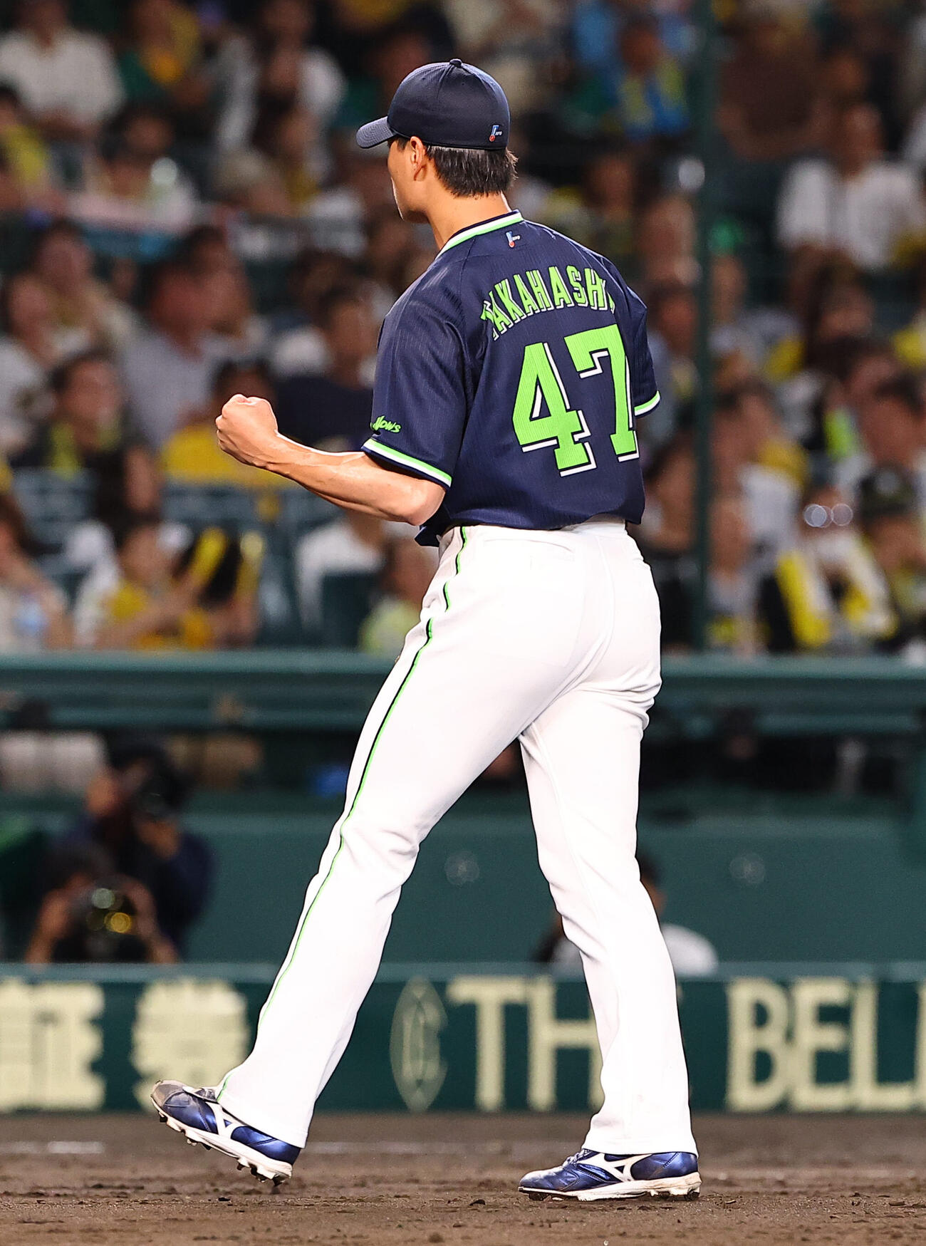 阪神対ヤクルト　7回裏阪神1死一塁、前川右京を併殺打に打ち取った高橋奎二はガッツポーズをする（撮影・上田博志）