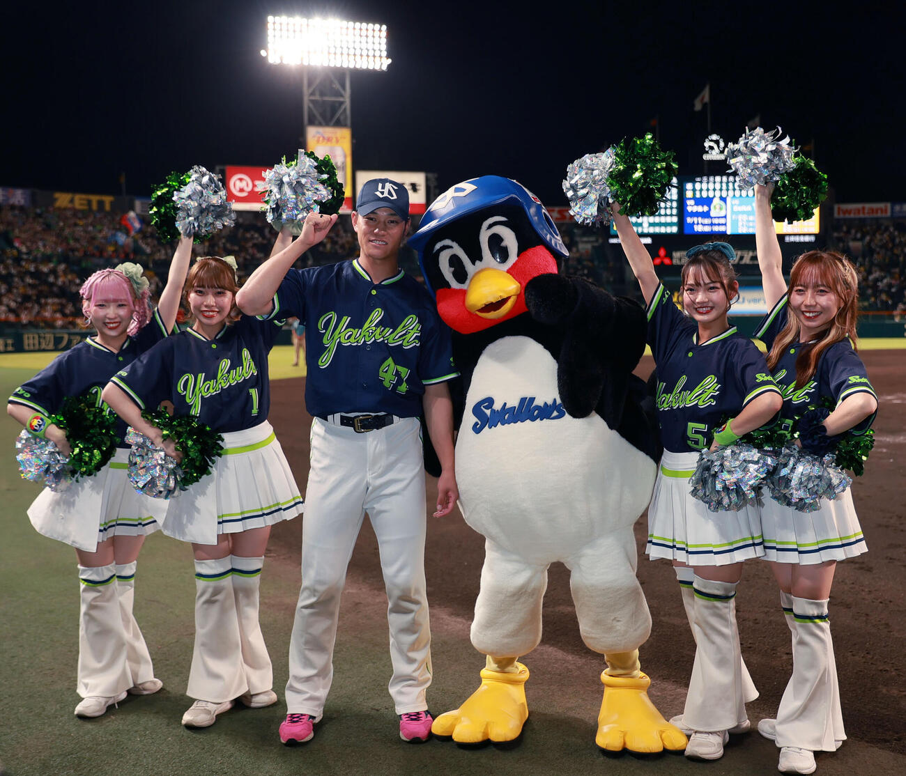 阪神対ヤクルト　阪神に勝利し、記念撮影するヤクルト高橋奎二（撮影・上山淳一）