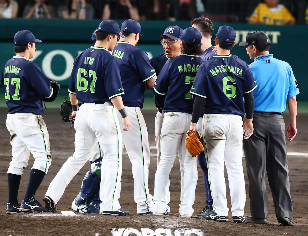 阪神対ヤクルト　9回裏阪神2死二塁、池山隆寛監督はマウンドへ向かいホセ・キハダに声をかける（撮影・加藤哉）