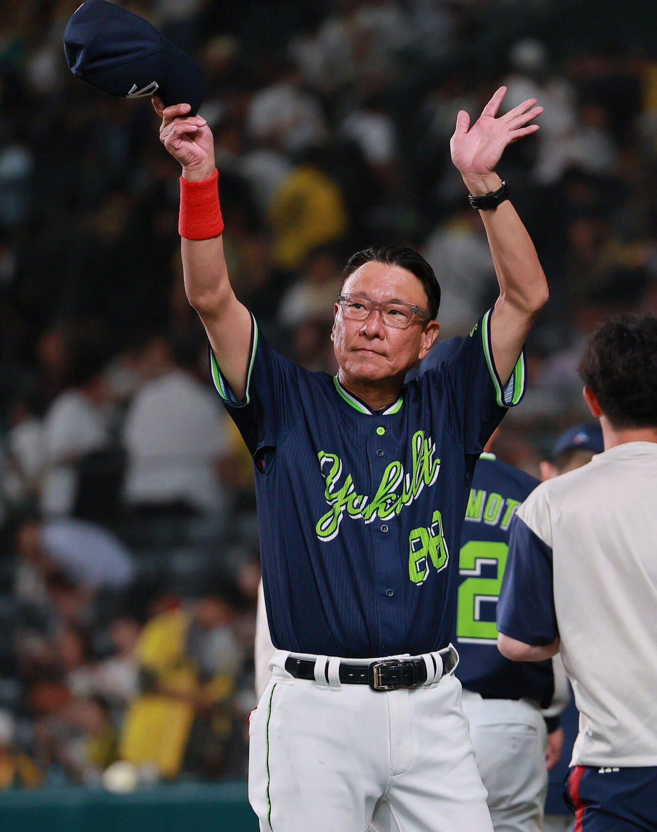 阪神対ヤクルト　阪神に勝利しファンに手を振るヤクルト池山隆寛監督（撮影・上山淳一）