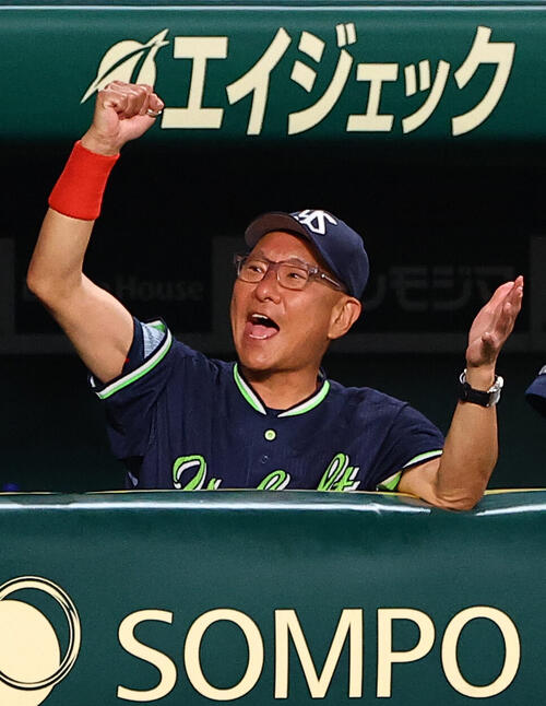 阪神対ヤクルト　6回表ヤクルト2死、赤羽由紘の勝ち越しソロ本塁打で喜ぶ池山隆寛監督（撮影・上田博志）