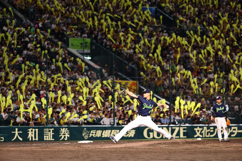 阪神対ヤクルト　ジェット風船を背に投球練習をする先発の高橋奎二（撮影・上田博志）