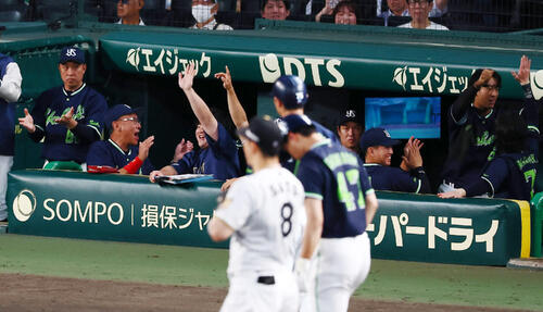 阪神対ヤクルト　5回表ヤクルト1死二、三塁、三走松下歩叶が山野辺翔の野選で生還しビデオ検証の結果セーフ判定にベンチで笑顔を見せる池山隆寛監督とナイン（撮影・加藤哉）