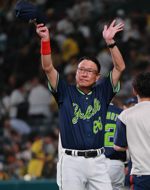 阪神対ヤクルト　阪神に勝利しファンに手を振るヤクルト池山隆寛監督（撮影・上山淳一）