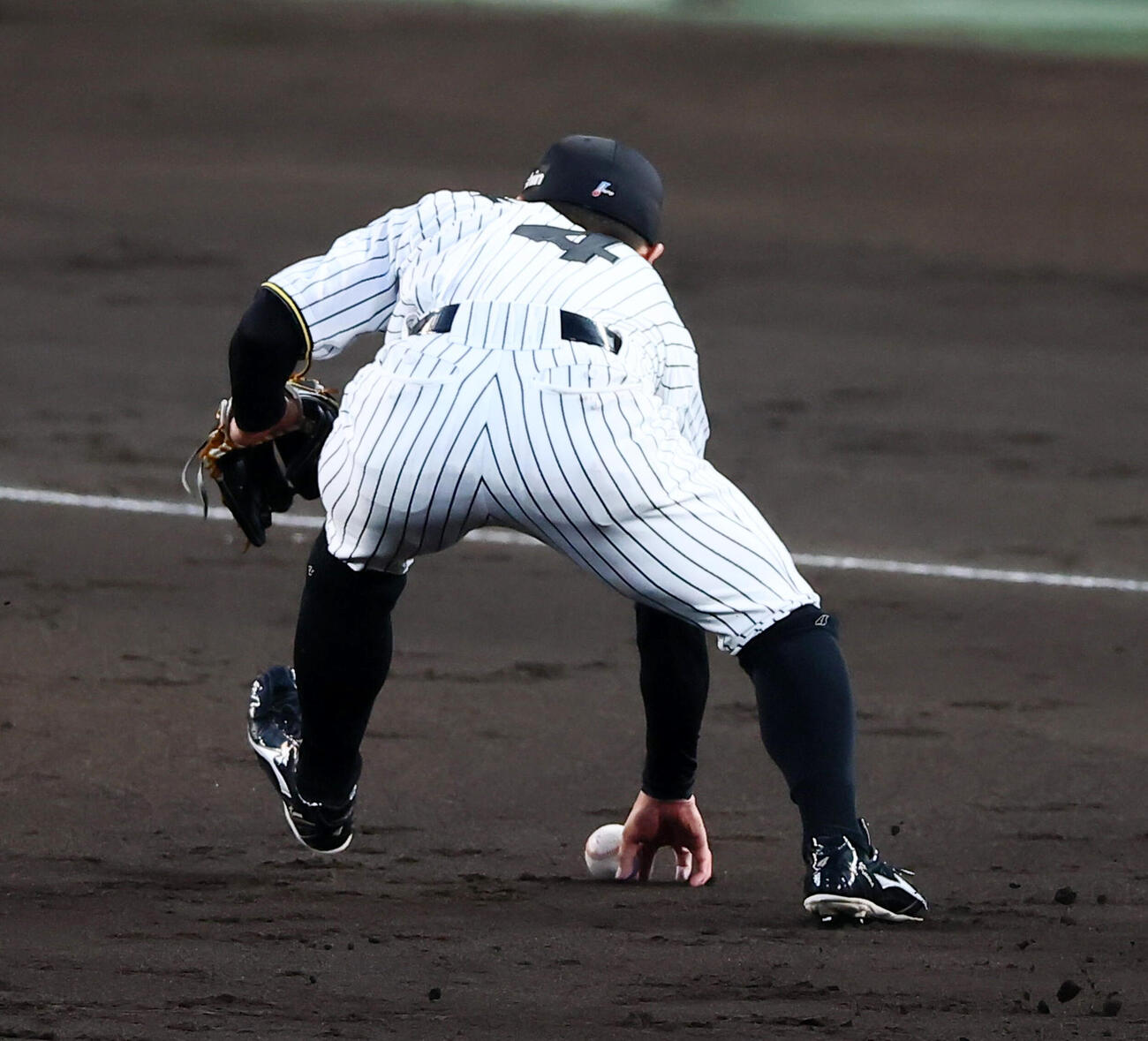 阪神対ヤクルト　5回表ヤクルト1死三塁、高橋奎二の打球をファンブルする熊谷敬宥（撮影・加藤哉）