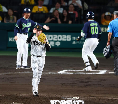 阪神対ヤクルト　6回表ヤクルト2死、下村海翔は赤羽由紘に左越え勝ち越しソロ本塁打を浴びる（撮影・加藤哉）