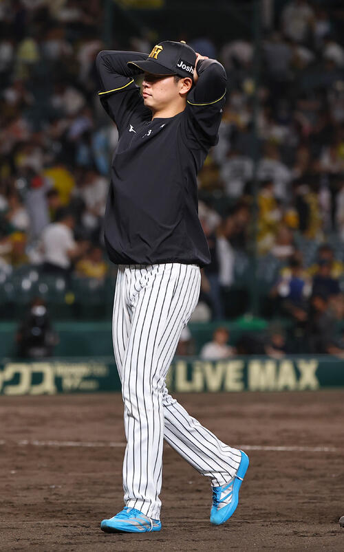 阪神対ヤクルト　プロ初の敗戦投手となった下村海翔は悔しそうな表情でベンチに引き揚げる（撮影・上田博志）