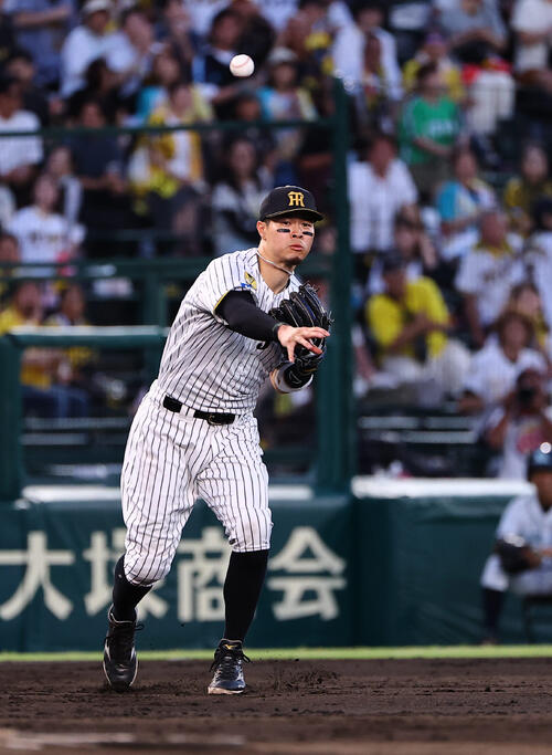 阪神対ヤクルト　5回表ヤクルト無死、松下歩叶の打球を処理した佐藤輝明は一塁へ悪送球する（撮影・上田博志）