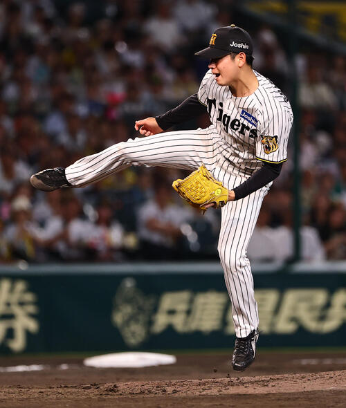 阪神対ヤクルト　5回表ヤクルト2死一、二塁、古賀優大を遊ゴロに打ち取る下村海翔（撮影・上田博志）
