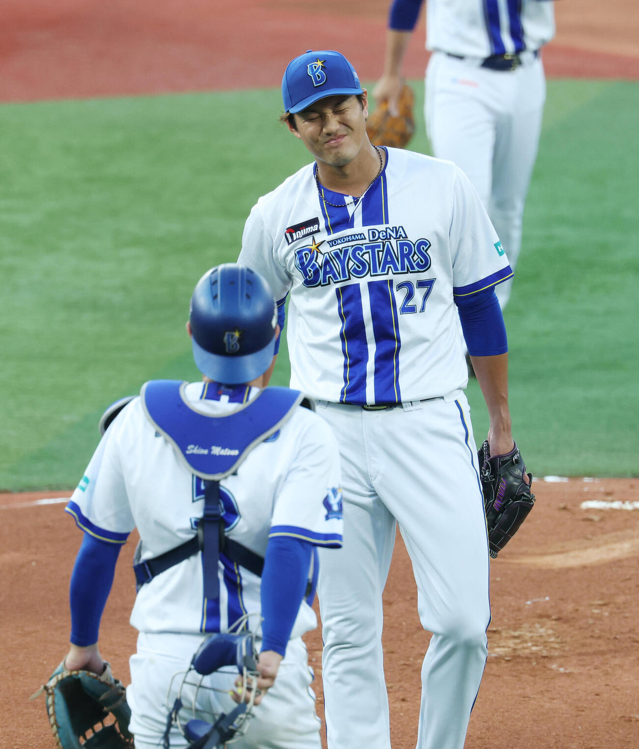 DeNA対巨人　1回表巨人無死一、二塁、トレイ・キャベッジに四球を与え厳しい表情の藤浪晋太郎（撮影・宮地輝）