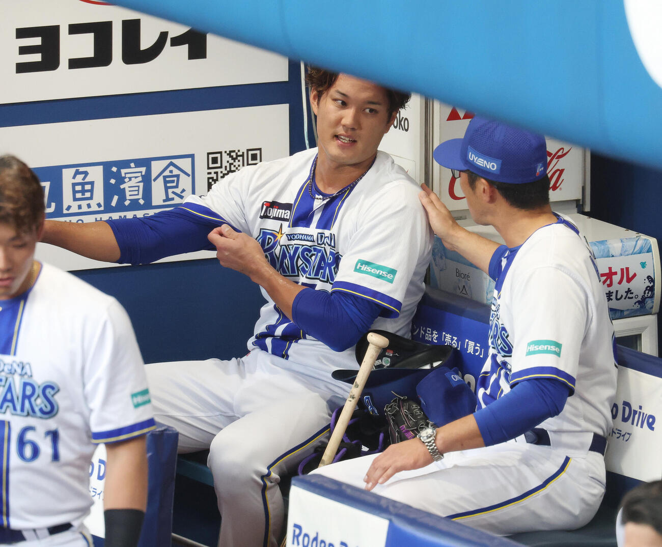 DeNA対巨人　1回表を終えDeNA相川亮二監督（右）から声をかけられる先発の藤浪晋太郎（撮影・宮地輝）