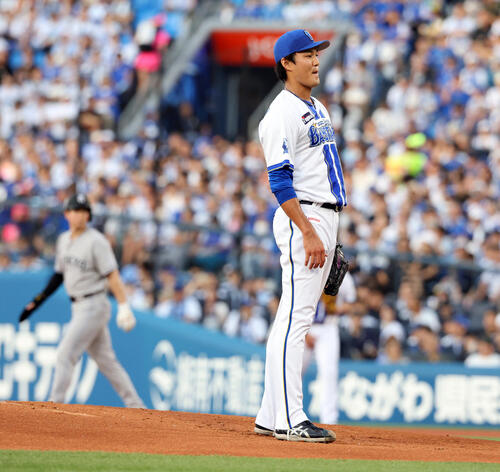 DeNA対巨人　1回表巨人無死一、二塁、キャベッジに四球で三連続四球となり舌を出す藤浪晋太郎（撮影・浅見桂子）