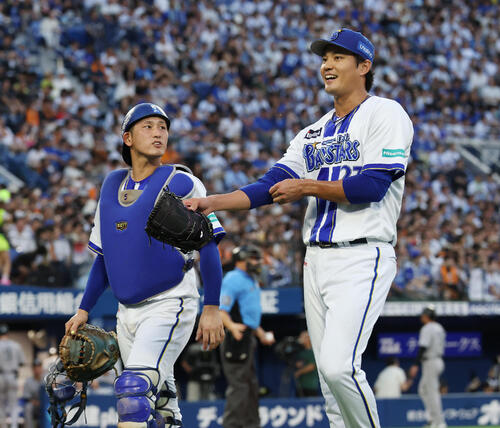 DeNA対巨人　2回表を無失点に抑えたDeNA松尾汐恩（左）と藤浪晋太郎（撮影・宮地輝）