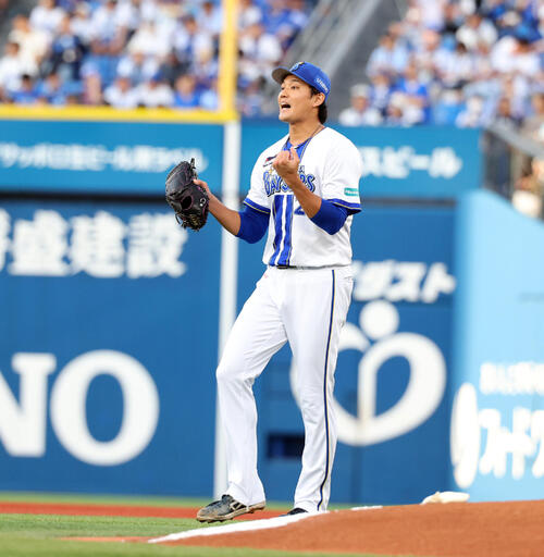 DeNA対巨人　今季ぁh津先発となるDeNA藤浪晋太郎はマウンドで気合を入れる（撮影・浅見桂子）
