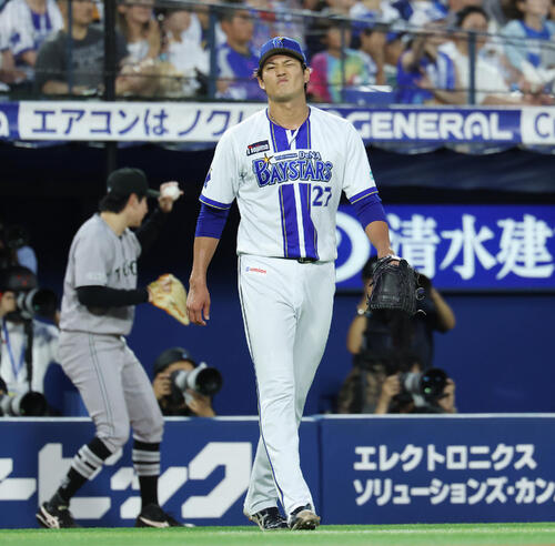 DeNA対巨人　3回表巨人2死一、三塁、笹原操希に適時打を浴び悔しがる藤浪晋太郎（撮影・宮地輝）