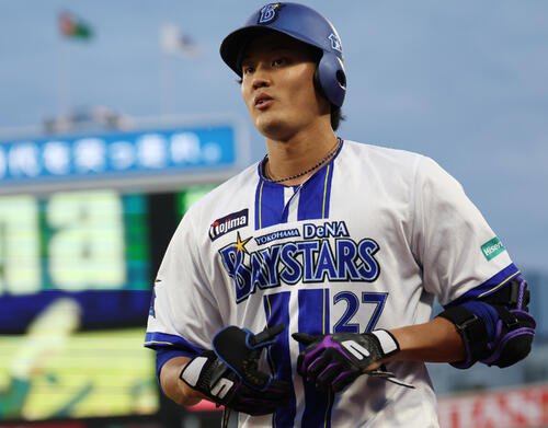 DeNA対巨人　2回裏DeNA1死一塁、送りバントを決めた藤浪晋太郎（撮影・宮地輝）