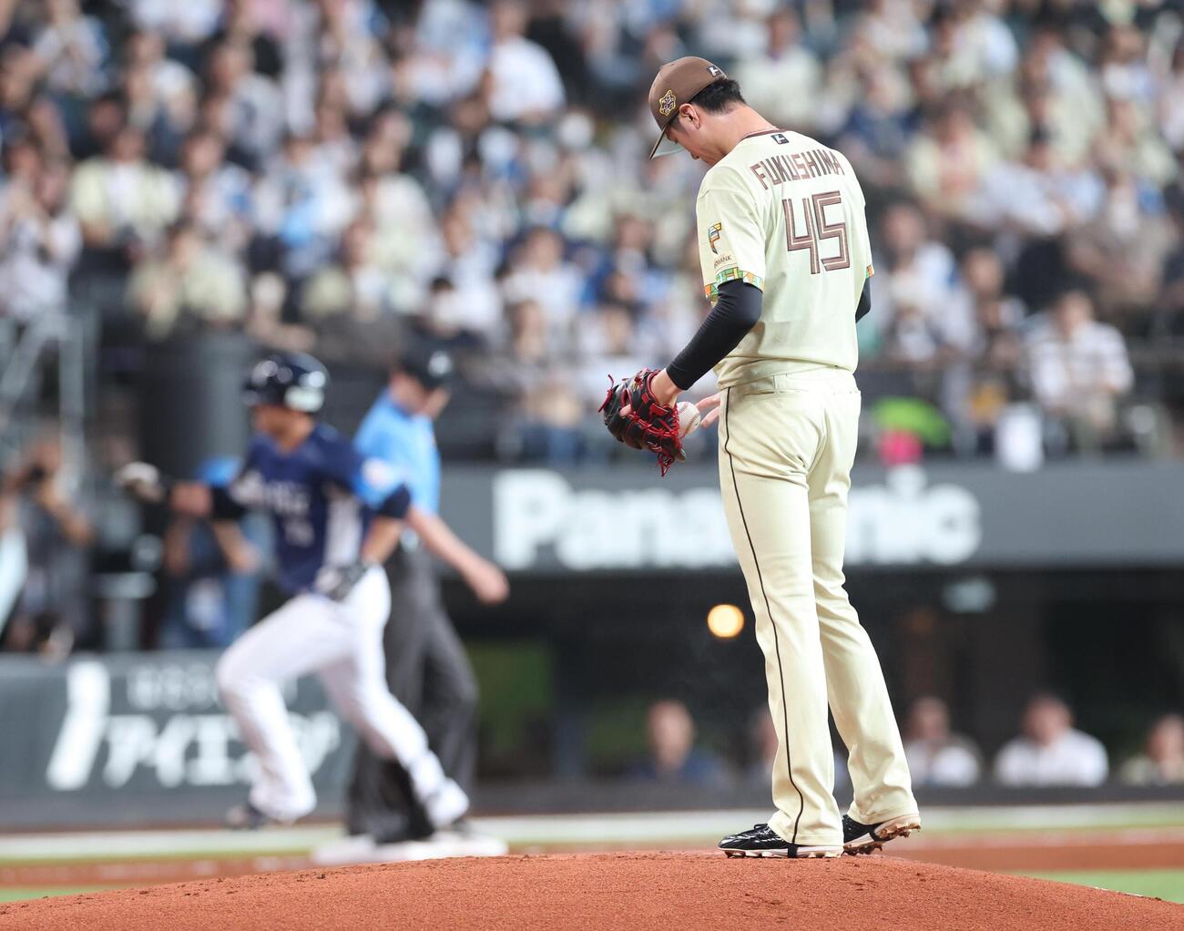 日本ハム対西武　1回表西武2死一塁、林安可に2点本塁打を浴びる福島蓮（撮影・黒川智章）
