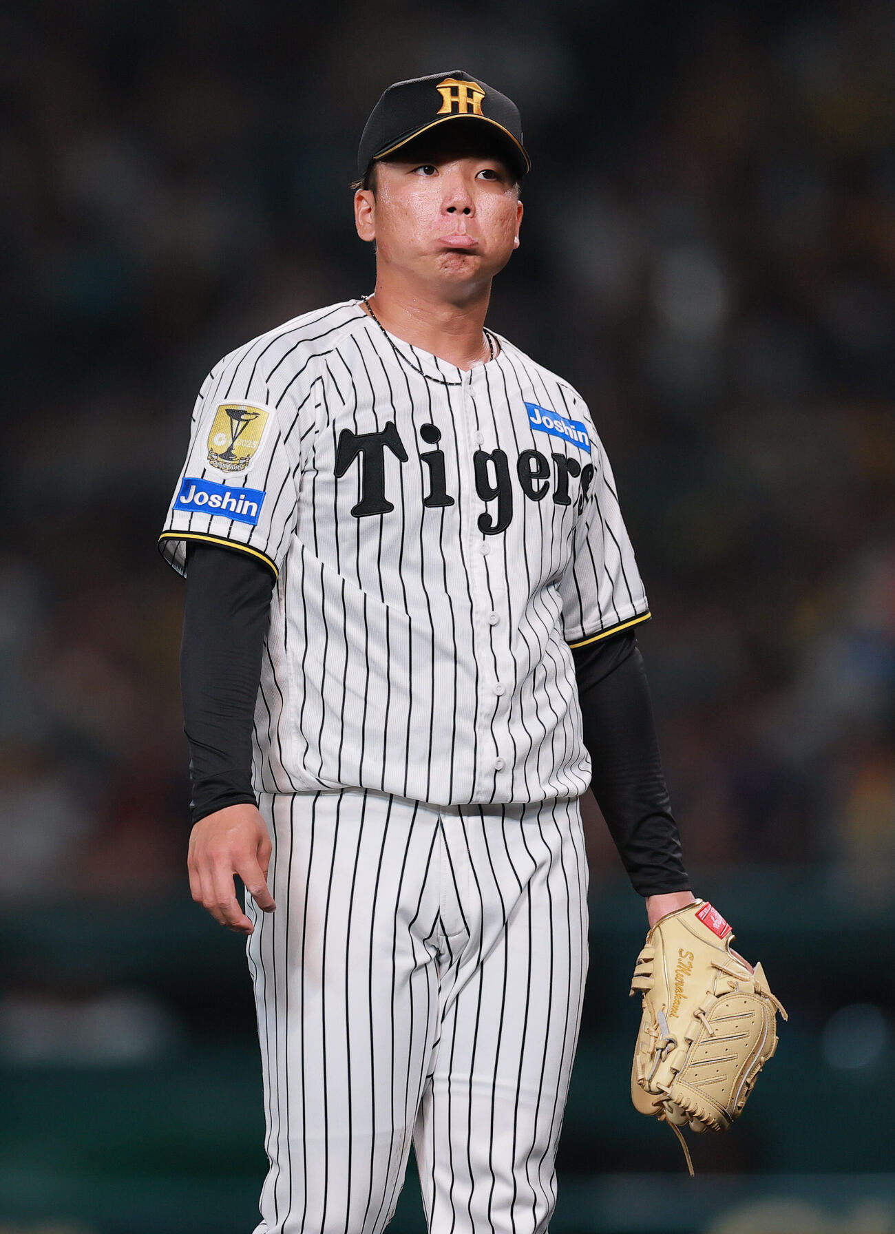 阪神対ヤクルト　6回表ヤクルト1死、レアンドロ・セデーニョに二塁打を浴び渋い表情をみせる村上頌樹（撮影・上山淳一）