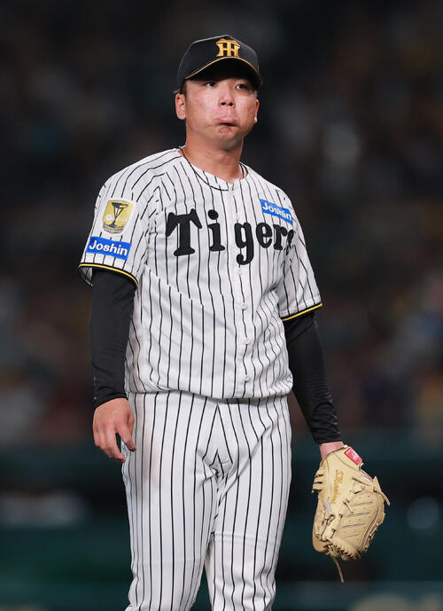 阪神対ヤクルト　6回表ヤクルト1死、レアンドロ・セデーニョに二塁打を浴び渋い表情をみせる村上頌樹（撮影・上山淳一）