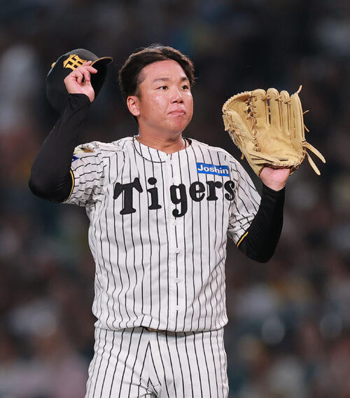 阪神対ヤクルト　5回表、球審から球を受け取る阪神村上頌樹（撮影・上山淳一）
