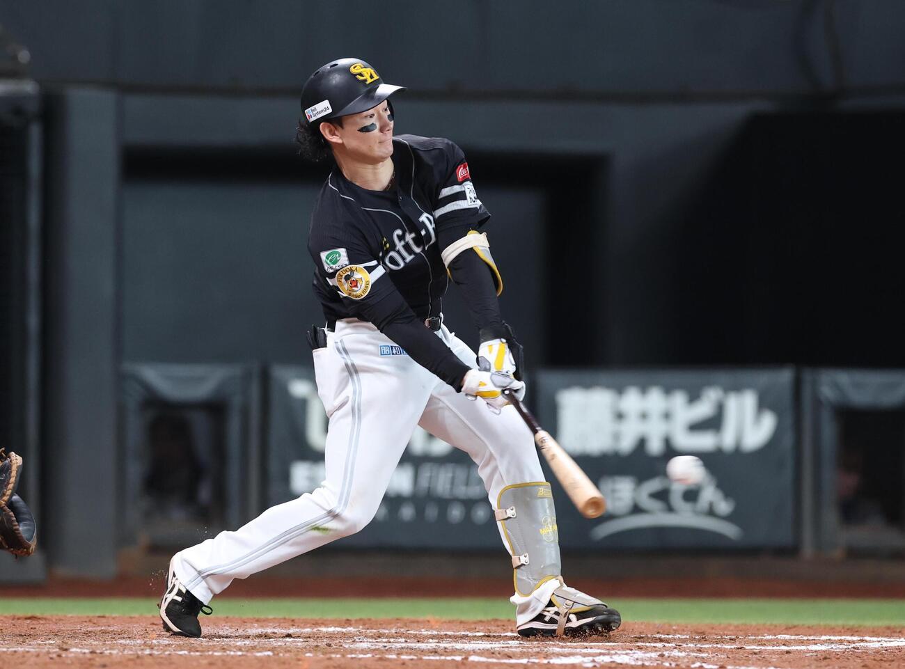日本ハム対ソフトバンク　9回表ソフトバンク1死満塁、2点適時打を放つ正木智也（撮影・黒川智章）