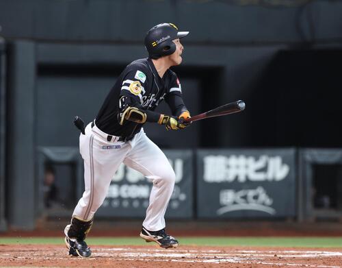 日本ハム対ソフトバンク　9回表ソフトバンク1死一、二塁、適時二塁打を放つ柳町達（撮影・黒川智章）