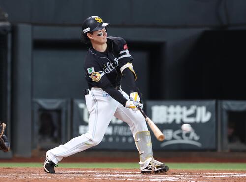 日本ハム対ソフトバンク　9回表ソフトバンク1死満塁、2点適時打を放つ正木智也（撮影・黒川智章）