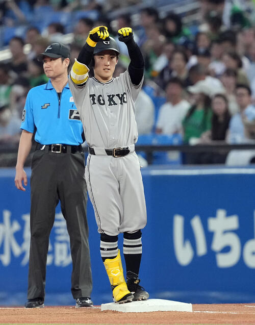 ヤクルト対巨人　4回表巨人無死、左前打を放ちポーズを決める浦田俊輔（撮影・たえ見朱実）