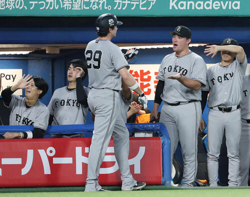 ヤクルト対巨人　4回表巨人1死二、三塁、3点本塁打を放ったボビー・ダルベック（手前）を迎えるチームメートたち（撮影・宮地輝）
