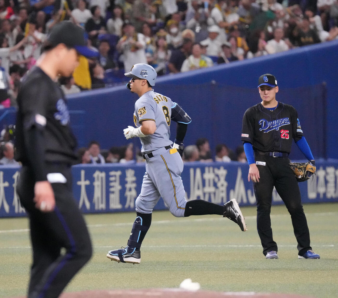 中日対阪神　7回表阪神無死一塁、2点本塁打を放ちダイヤモンドを回る佐藤輝明（中央）左は中日先発の柳裕也（撮影・森本幸一）